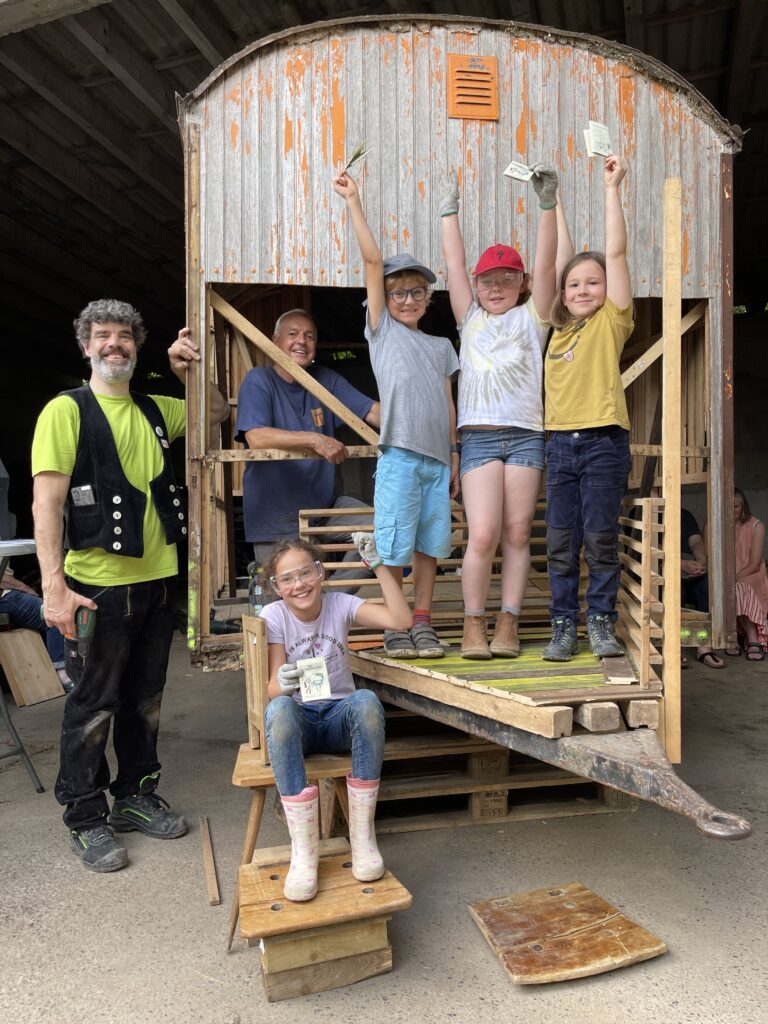 TeilnehmerInnen des Ferienspielangebots „Bionisch Bauen“ 08.2023