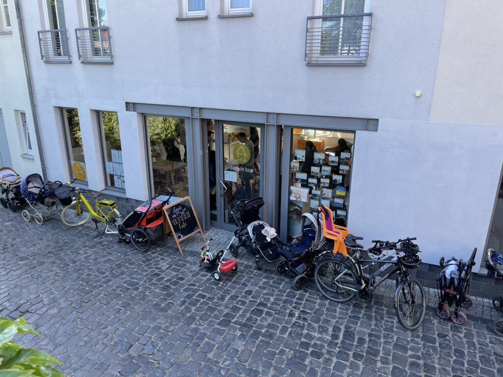 Blick auf den Eingangsbereichs der Räumlichkeiten von dasgute.haus in Butzbach
